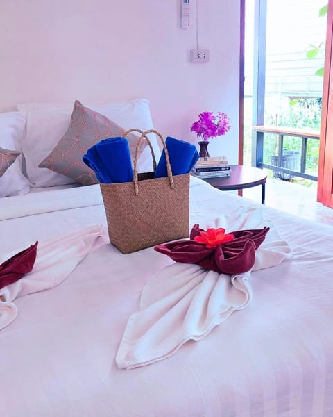 Bed, Bedroom, towels