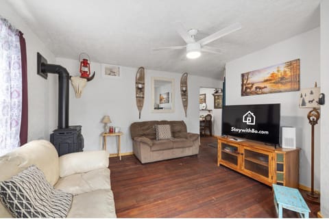 TV and multimedia, Living room, Seating area, fireplace