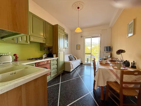 Seating area, Dining area, stove