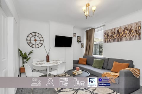 Communal lounge/ TV room, TV and multimedia, Living room, Seating area, Dining area, Evening entertainment