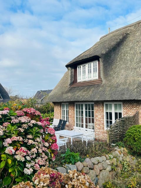 Hiidhüüs Wenningstedt unter Reet mit Sauna House in Wenningstedt-Braderup