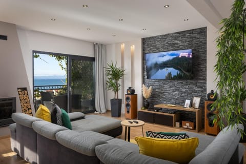 Communal lounge/ TV room
