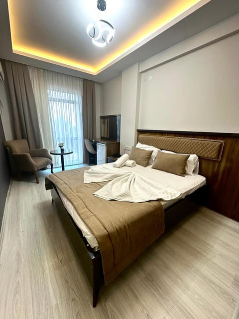 Bed, TV and multimedia, Living room, Seating area, Bedroom, towels