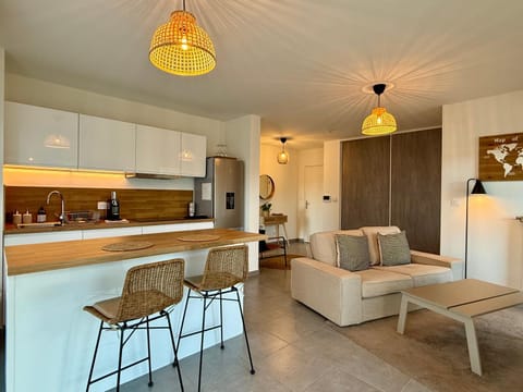 Kitchen or kitchenette, Living room, Seating area, Dining area, heating, internet, stove