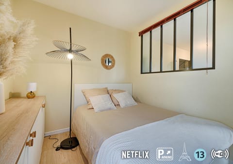 Bed, Night, Photo of the whole room, Bedroom