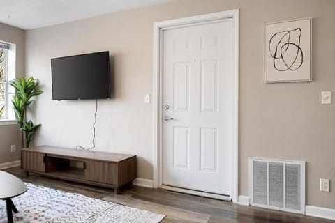 Urban 1BD moments away from DT Peoria Apartment in East Peoria