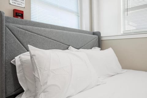 A Trendy Escape close to Downtown Peoria Apartment in East Peoria