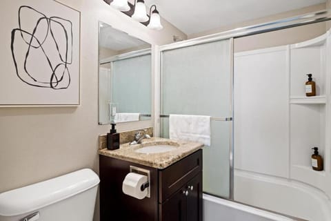 A Trendy Escape close to Downtown Peoria Apartment in East Peoria