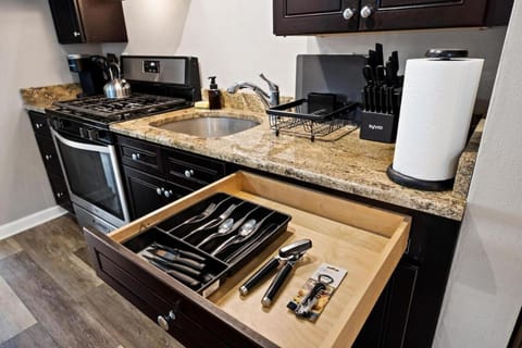 A Trendy Escape close to Downtown Peoria Apartment in East Peoria