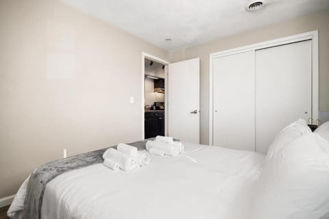 Chic and Comfortable 1BR Apartment near Bradley U Apartment in East Peoria