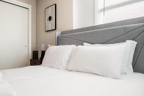 Chic and Comfortable 1BR Apartment near Bradley U Apartment in East Peoria