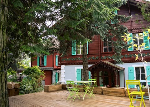 Property building, Patio, Facade/entrance, Day, View (from property/room), Decorative detail, Garden view, Area and facilities, hair dresser, Internal: Not applicable to any particular room