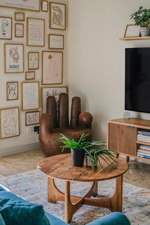Communal lounge/ TV room, TV and multimedia, Living room, Seating area, Evening entertainment