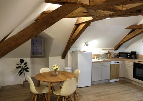 Kitchen or kitchenette, Dining area, oven, stove
