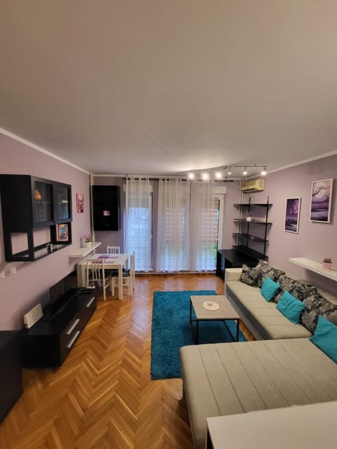 Communal lounge/ TV room, Bed, TV and multimedia, Living room, Photo of the whole room, Seating area