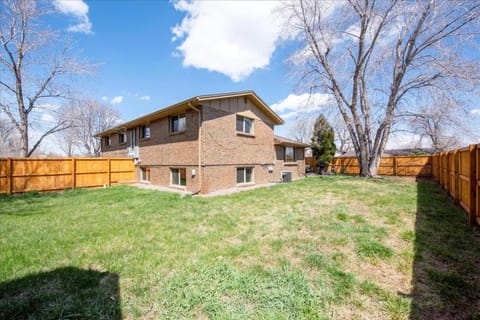 Modern Chic Retreat Near Mtns & Red Rocks Wifi House in Wheat Ridge