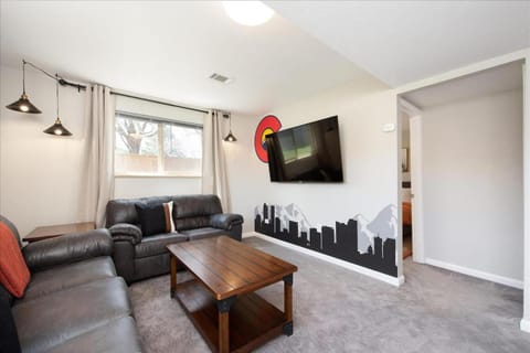 Modern Chic Retreat Near Mtns & Red Rocks Wifi House in Wheat Ridge
