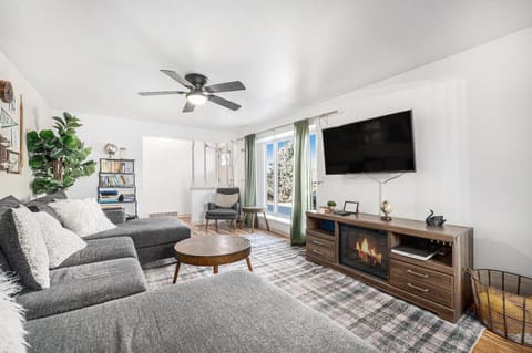 DenverRed Rocks 6BR Sleeps 14 Hot Tub House in Applewood