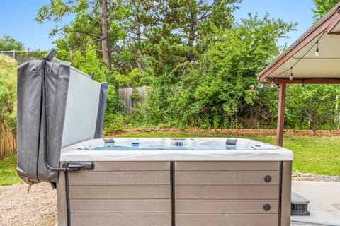 DenverRed Rocks 6BR Sleeps 14 Hot Tub House in Applewood