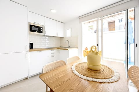 Coffee/tea facilities, Kitchen or kitchenette, Dining area, dishwasher, internet, internet, microwave, stove, toaster