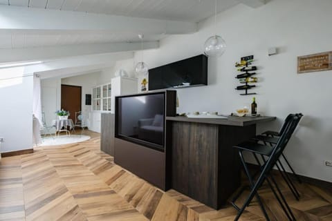 TV and multimedia, Kitchen or kitchenette, Dining area, Evening entertainment