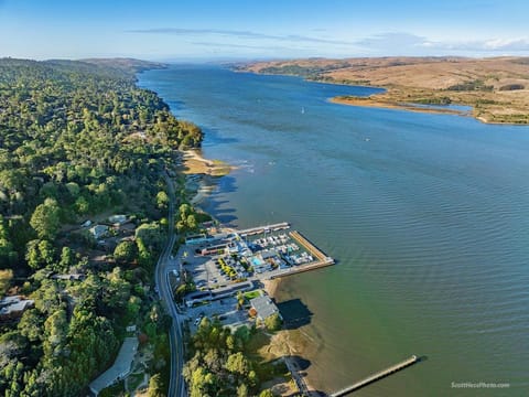 Bird's eye view, Area and facilities