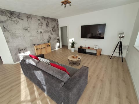 Communal lounge/ TV room, TV and multimedia, Living room, Seating area, Evening entertainment