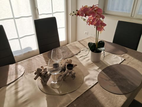 Food and drinks, Dining area, Food, Drinks