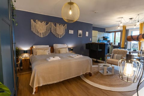 Bed, TV and multimedia, Living room, Photo of the whole room, Seating area, Bedroom