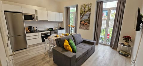 Coffee/tea facilities, Kitchen or kitchenette, Living room, Seating area, Dining area, dishwasher, oven, stove, toaster