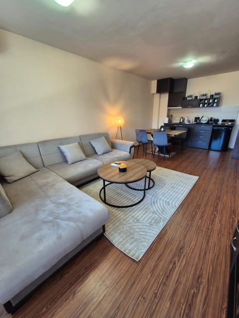 TV and multimedia, Kitchen or kitchenette, Living room, Seating area, Dining area