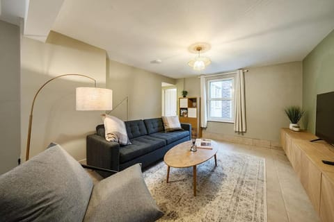 Stylish Home moments walk from city centre with Garden Office Apartment in Oxford