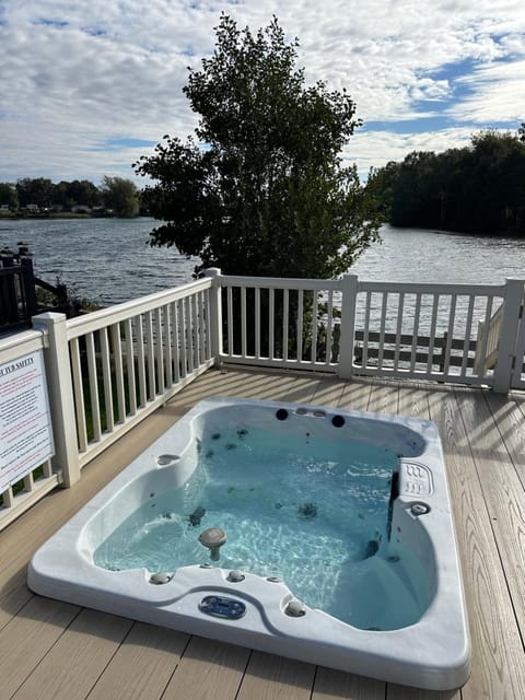 Day, Natural landscape, Hot Tub, Hot Tub, View (from property/room), Balcony/Terrace, Lake view