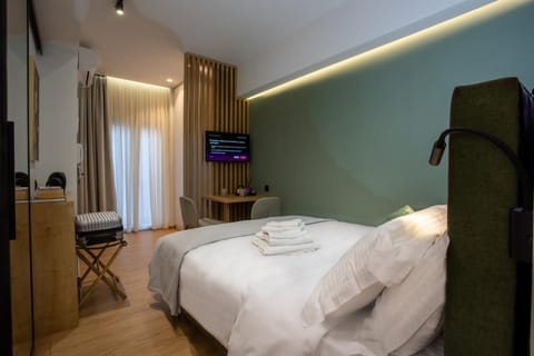 Bed, TV and multimedia, Photo of the whole room, Bedroom, towels