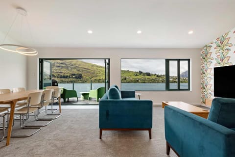 Natural landscape, TV and multimedia, Living room, Seating area
