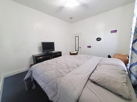 Private Room Near to Downtown Churchill Downs UofL Airport &Kentucky Expo Center Bed and Breakfast in Louisville