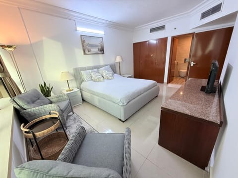 Photo of the whole room, Bedroom, wardrobe