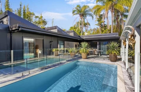 Property building, Day, Pool view, Swimming pool, Swimming pool