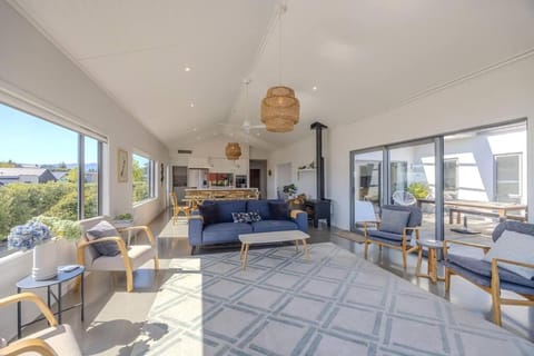 Kitchen or kitchenette, Seating area, Dining area