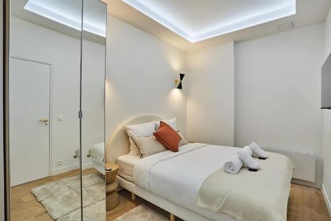 Bed, Bedroom, towels, wardrobe