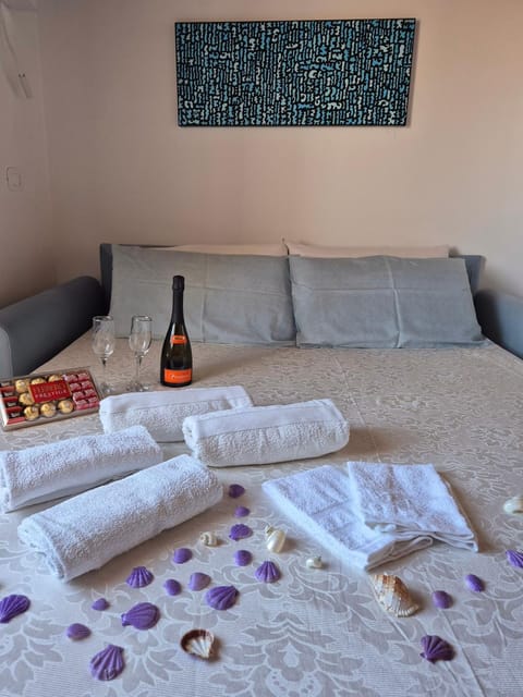 Bed, Bedroom, towels