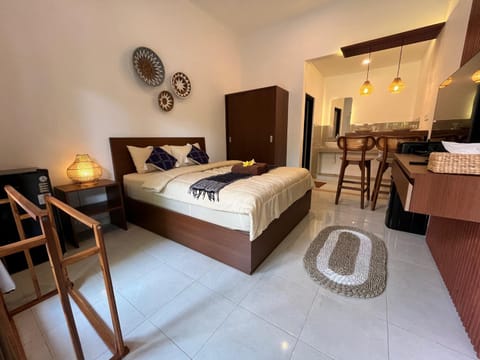 Bed, TV and multimedia, Kitchen or kitchenette, Photo of the whole room, Dining area, Bedroom