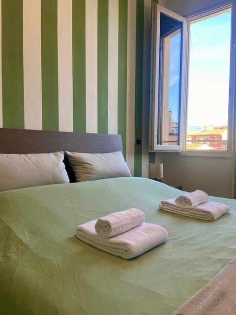 Bed, Bedroom, towels