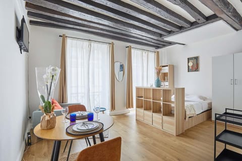 Bed, Living room, Photo of the whole room, Seating area, Bedroom