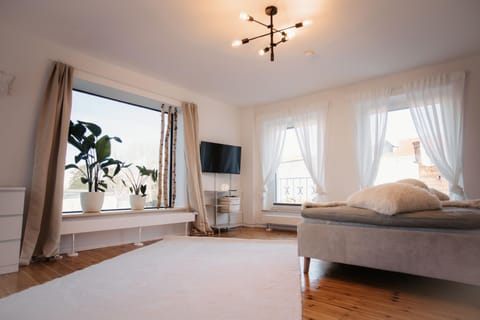 Bed, TV and multimedia, Bedroom