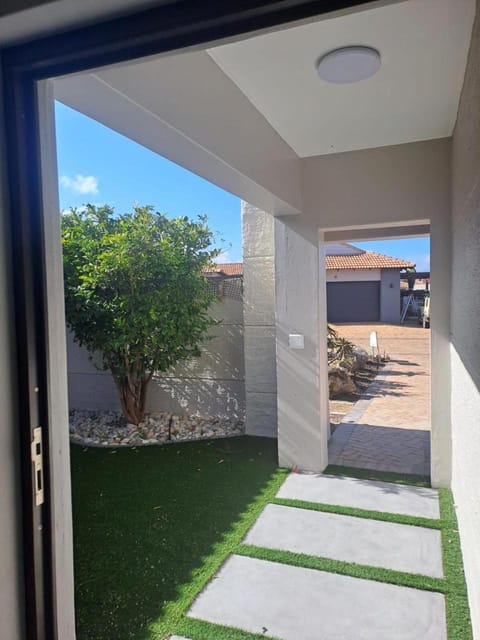 Serene pool house luxury 8 slp self-catering accom, Langebaan Golf estate Villa in Western Cape