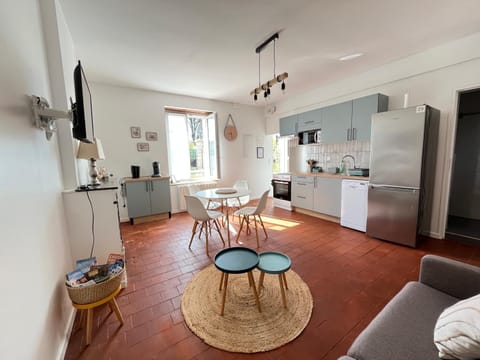Coffee/tea facilities, Kitchen or kitchenette, Living room, Dining area, dishwasher, oven, stove, toaster, kitchen