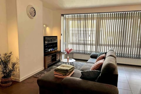 TV and multimedia, Living room, Seating area, Evening entertainment