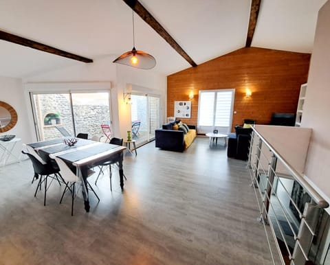 Communal lounge/ TV room, Living room, Seating area, Meals