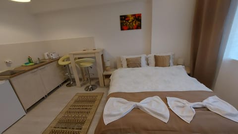 Bed, minibar